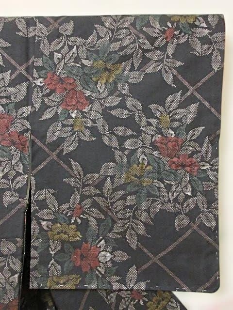 本場泥大島紬：美品：桧垣と赤と黄色い椿：袷正絹着物：7号：しつけ糸